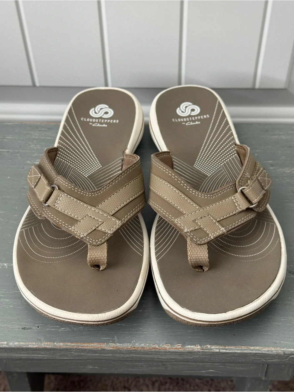 Women's Clarks Cloudsteppers Taupe Thong Sandals Size 7